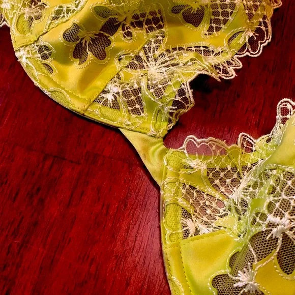 Absolutely stunning salad neon Victoria’s Secret 36 D lace sexy bra with lace